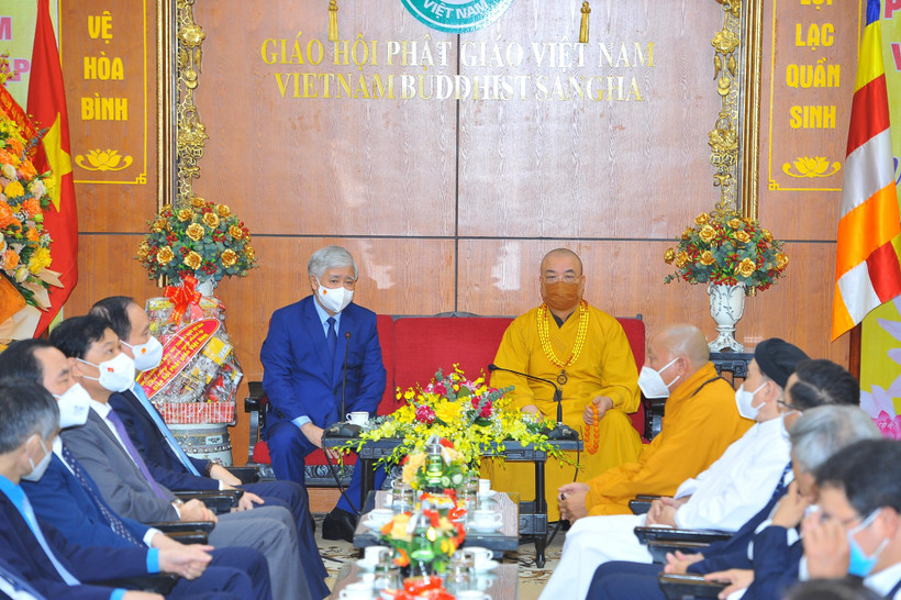 Chủ tịch Ủy ban Trung ương MTTQ Việt Nam Đỗ Văn Chiến chúc mừng 40 năm Ngày thành lập Giáo hội Phật giáo Việt Nam. (Ảnh: Minh Đức/TTXVN)