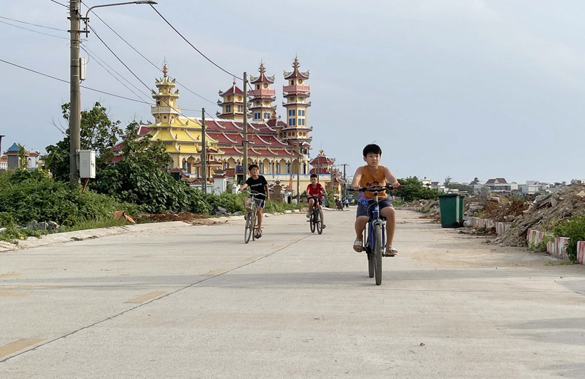 Tuyến đường giao thông nông thôn từ cồn An Vĩnh đi thắng cảnh Cổng Tò Vò được huyện Lý Sơn nâng cấp, cải tạo đưa vào sử dụng tháng 12/2022. (Ảnh: Phạm Cường/TTXVN)