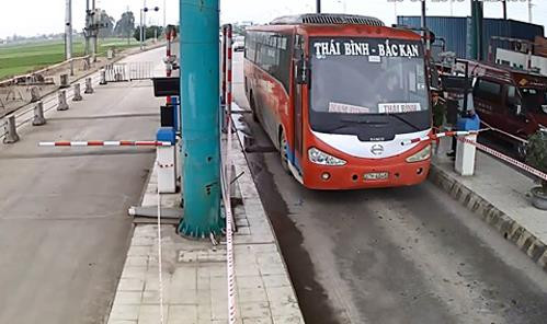 Xe chống đối thu phí tại Trạm BOT Mỹ Lộc. (Ảnh cắt từ clip) 