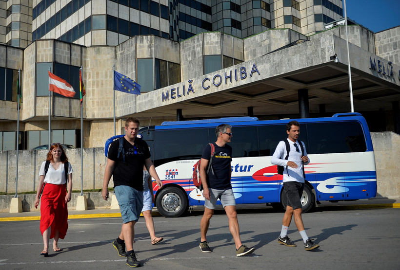 Khách du lịch thăm quan thủ đô La Habana, Cuba. (Ảnh: AFP/TTXVN)