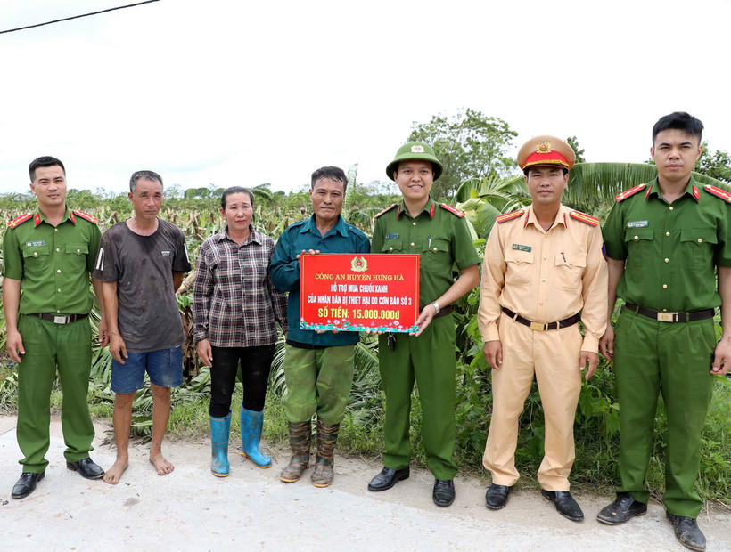 Công an huyện Hưng Hà (Thái Bình) hỗ trợ mua chuối xanh để giảm bớt thiệt hại cho người dân. (Ảnh: Thế Duyệt/TTXVN)