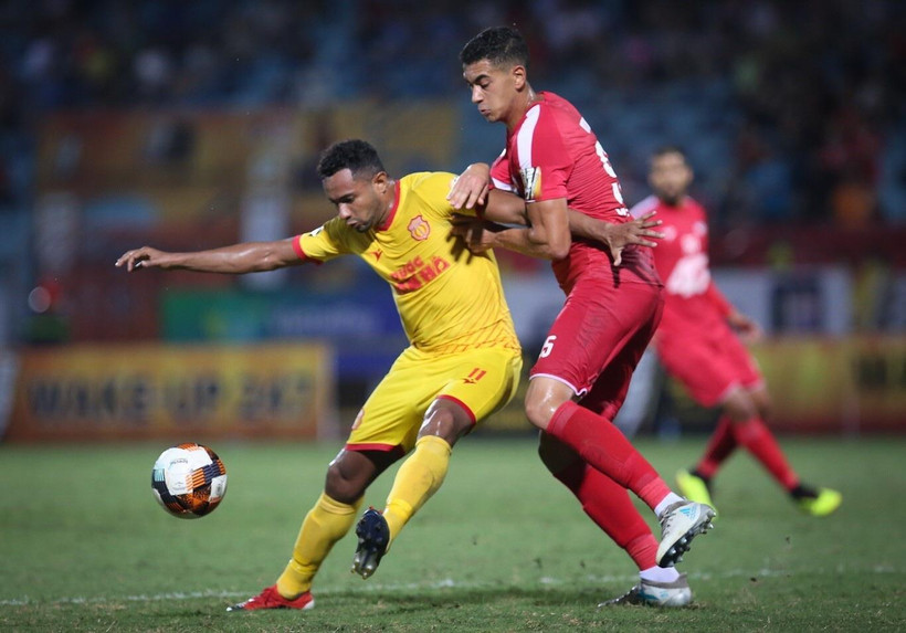 Ở vòng 12, Nam Định (áo vàng) sẽ phải gặp SHB Đà Nẵng, trong khi Viettel làm khách tại Khánh Hòa. (Ảnh: Trọng Đạt/TTXVN)