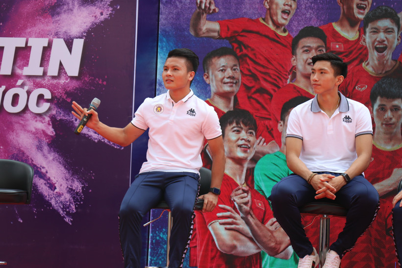 Quang Hải và Văn Hậu nhận được sự quan tâm rất nhiều của người hâm mộ. (Ảnh: Phương Trang/Vietnam+)