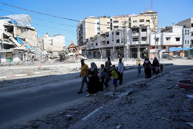 Người dân Palestine sơ tán tránh chiến sự tại thành phố Gaza, ngày 13/10/2023. (Ảnh: THX/TTXVN)