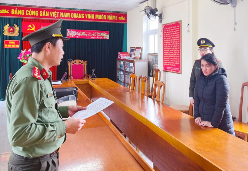 Công an đọc quyết định khởi tố vụ án đối với Trương Thị Mai Ca. (Ảnh: TTXVN phát) 