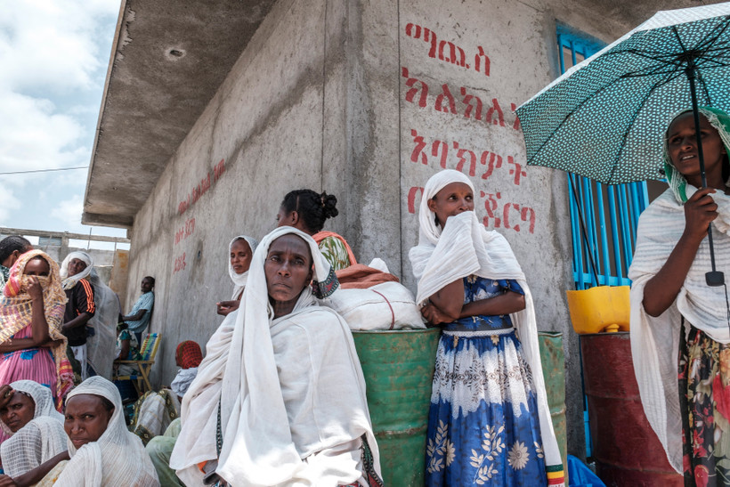 Người dân chờ được phát thực phẩm cứu trợ tại làng Baker, vùng Tigray, Ethiopia. (Ảnh: AFP/TTXVN) 
