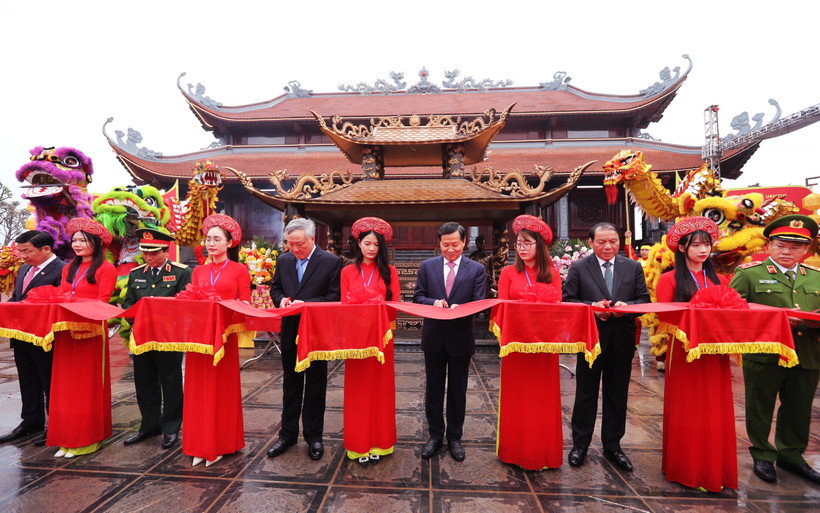 Phó Thủ tướng Lê Minh Khái và các đạI biểu cắt băng khánh thành Đền thờ Hoàng Hoa Thám và nghĩa quân Yên Thế. (Ảnh: Danh Lam/TTXVN)