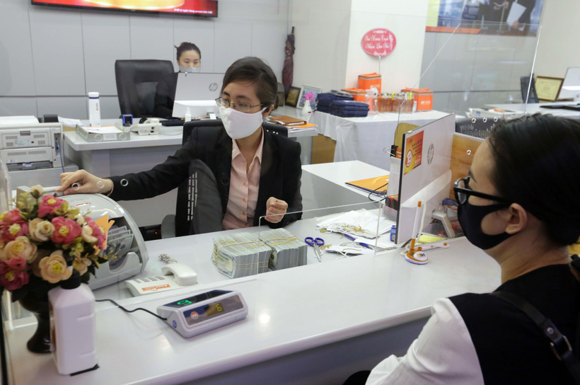 Khách hàng giao dịch tại Hội sở SHB, số 77 Trần Hưng Đạo, Hà Nội. (Ảnh minh họa: Trần Việt/TTXVN)