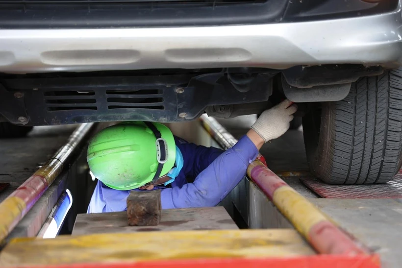 Nhân viên đăng kiểm tiến hành quy trình kiểm định xe cơ giới. (Ảnh: Hoài Nam/Vietnam+)