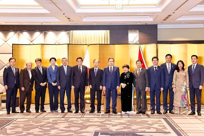 Chủ tịch Quốc hội Trần Thanh Mẫn và Chủ tịch Liên minh Nghị sỹ hữu nghị Nhật - Việt Nikai Toshihiro với các đại biểu. (Ảnh: Doãn Tấn/TTXVN)