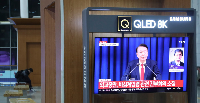 Trong bài phát biểu trên truyền hình ngày 3/11/2024, Tổng thống Hàn Quốc Yoon Suk Yeol đã ban bố tình trạng thiết quân luật khẩn cấp. (Ảnh: THX/TTXVN)