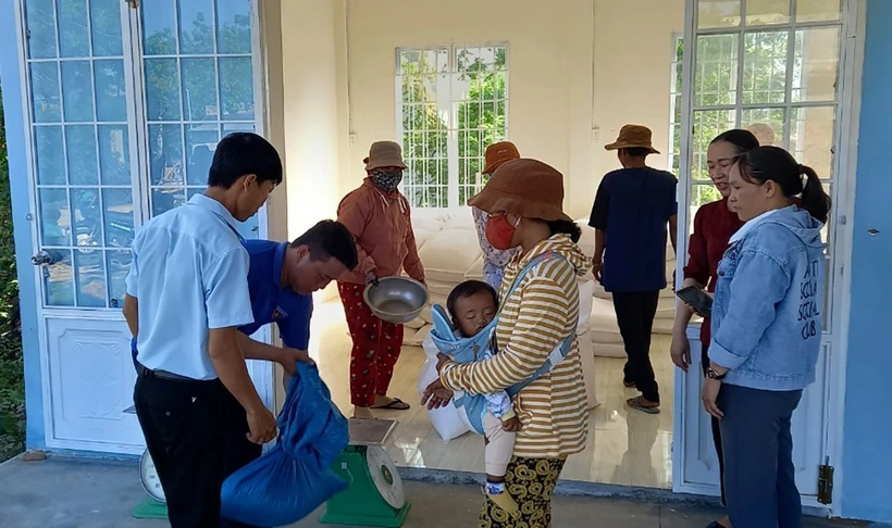 Cấp phát gạo hỗ trợ dịp giáp hạt năm 2024 cho đồng bào nghèo ở huyện Thuận Nam. (Ảnh: TTXVN phát)