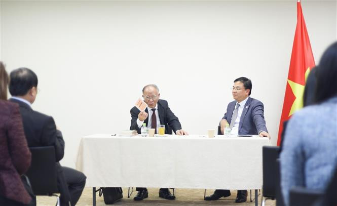 Giáo sư Hoàng Chí Bảo giới thiệu về Di chúc của Chủ tịch Hồ Chí Minh. (Ảnh: Xuân Giao/TTXVN)