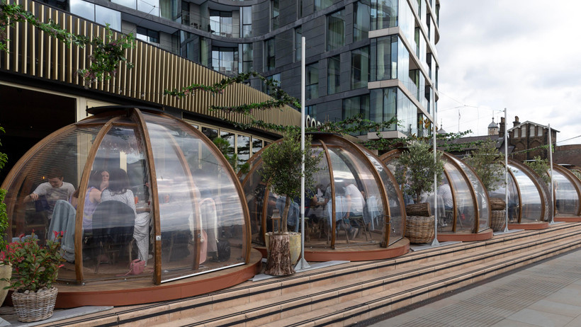 Một nhà hàng ở London áp dụng biện pháp an toàn cho thực khách trong bối cảnh dịch COVID-19 lây lan mạnh tại Anh ngày 12/9/2020. (Ảnh: THX/TTXVN)