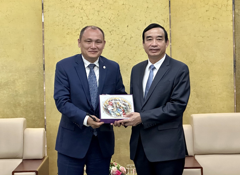 Ngài Kanat Tumysh (trái), Đại sứ Kazakhstan tại Việt Nam tặng quà lưu niệm cho Chủ tịch Ủy ban Nhân dân thành phố Đà Nẵng Lê Trung Chinh. (Ảnh: Trần Lê Lâm/TTXVN)