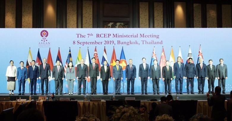 Các Bộ trưởng và trưởng đoàn phụ trách kinh tế, thương mại của các nước tham gia RCEP chụp ảnh chung. (Ảnh: TTXVN)