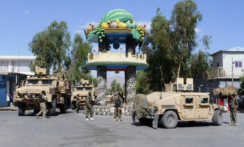 Lực lượng an ninh Afghanistan tuần tra tại một thành phố ở tỉnh Farah ngày 19/5/2018. (Ảnh: AFP/TTXVN)