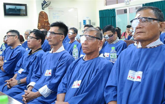 Các bệnh nhân sau khi được phẫu thuật mắt miễn phí. (Ảnh: Đinh Hằng/TTXVN)