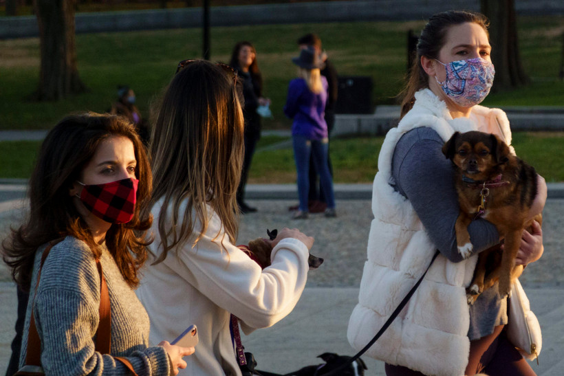 Người dân đeo khẩu trang phòng lây nhiễm COVID-19 tại Washington, D.C., Mỹ, ngày 12/12/2020. (Ảnh: THX/TTXVN)
