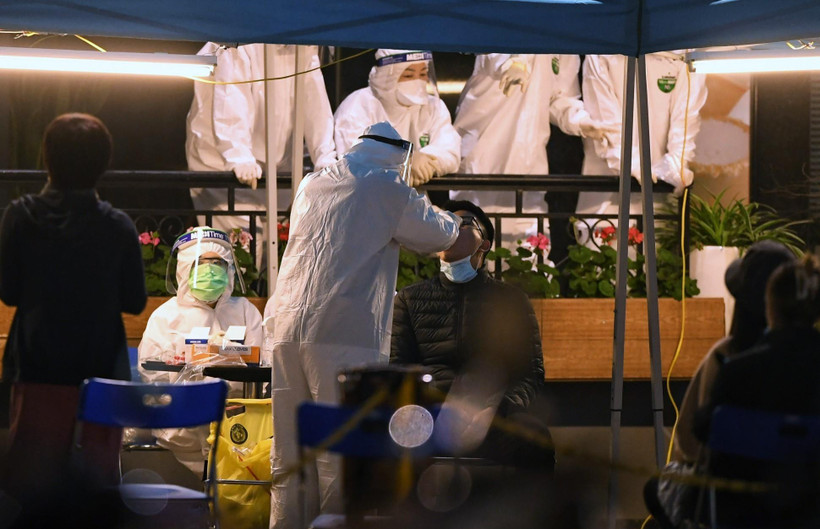 Lấy mẫu xét nghiệm cho người dân tại chung cư 88 Láng Hạ, Hà Nội. (Ảnh: Thành Đạt/TTXVN)