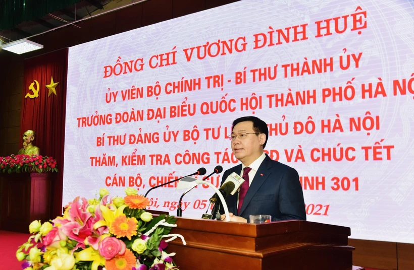 Bí thư Thành ủy Hà Nội Vương Đình Huệ chúc Tết cán bộ, chiến sỹ Sư đoàn Bộ binh 301. (Ảnh: TTXVN phát)