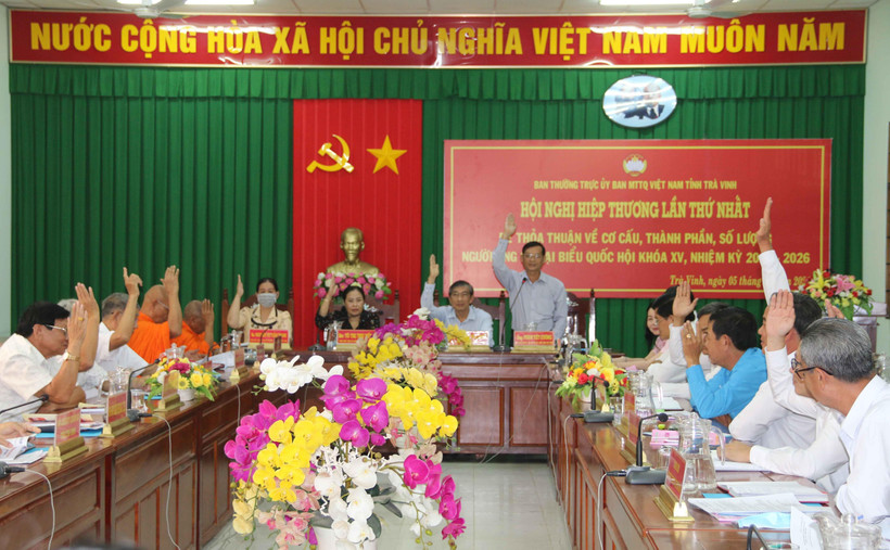 Các đại biểu biểu quyết thống nhất về dự kiến số lượng, cơ cấu, thành phần người ứng cử. (Ảnh: Phúc Sơn/TTXVN)