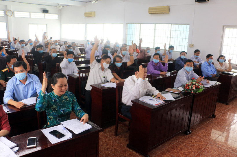 Các đại biểu biểu quyết thông qua cơ cấu, thành phần, số lượng người ứng cử đại biểu HĐND tỉnh Vĩnh Long nhiệm kỳ 2021 - 2026. (Ảnh: Phạm Minh Tuấn-TTXVN)