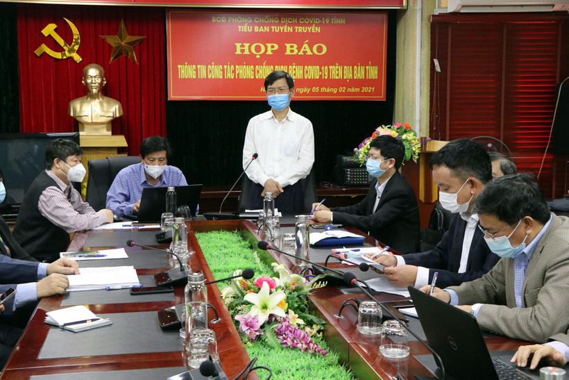 Ông Lương Văn Cầu, Phó Chủ tịch UBND tỉnh, Phó Trưởng ban thường trực Ban Chỉ đạo Phòng, chống dịch COVID-19 tỉnh Hải Dương thông tin công tác phòng, chống dịch tới các cơ quan báo chí tại buổi họp báo. (Ảnh: Mạnh Tú/TTXVN)