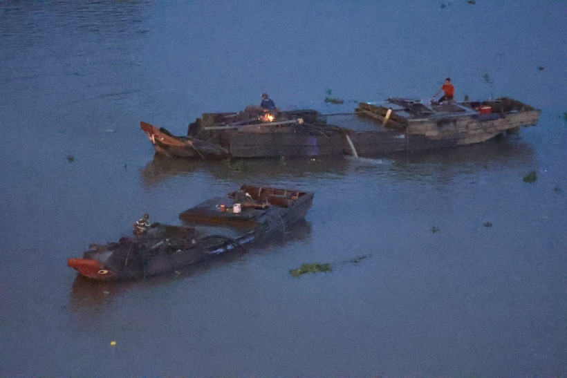 Hoạt động khai thác cát trái phép trên sông Tiền, đoạn thuộc địa phận tỉnh Tiền Giang. (Ảnh: Hoài Nam/Vietnam+)