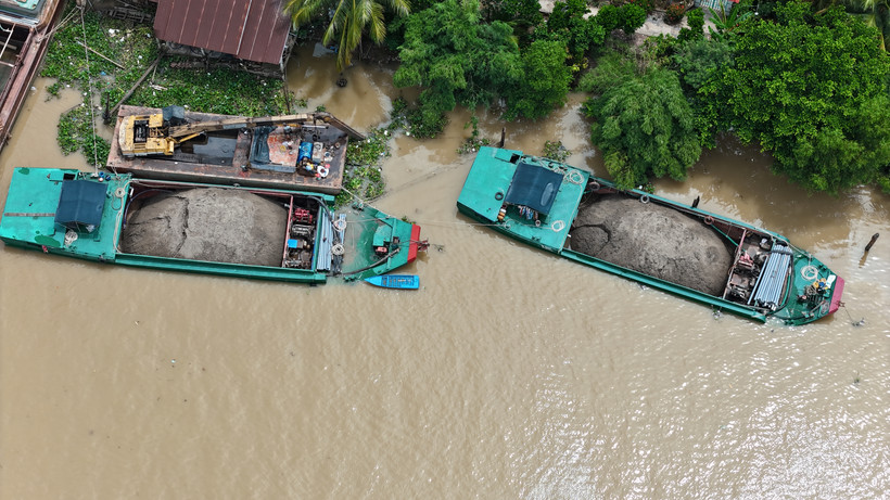 Nhiều tàu cát tập kết tại khu vực giáp ranh giữa tỉnh Tiền Giang và Vĩnh Long. (Ảnh: Hoài Nam/Vietnam+)