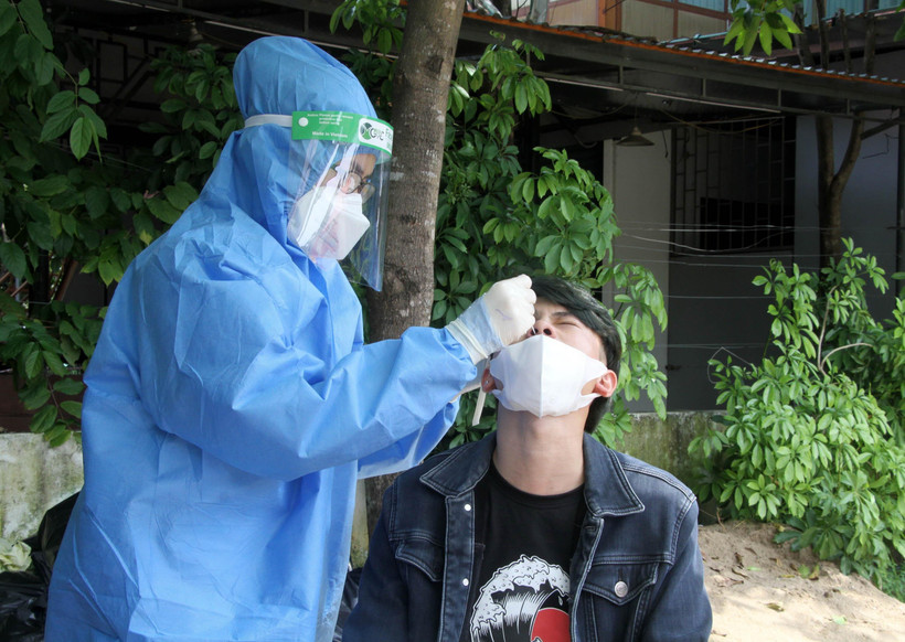 Người dân thực hiện xét nghiệm nhanh COVID-19 tại chốt kiểm soát COVID-19. (Ảnh: Văn Tý/TTXVN)