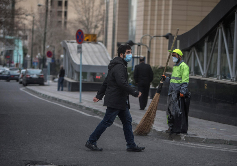Người dân đeo khẩu trang để phòng tránh lây nhiễm COVID-19 tại Tehran, Iran, ngày 7/3/2020. (Ảnh: THX/TTXVN)