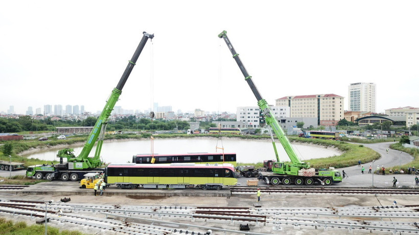 Đoàn tàu metro Nhổn-ga Hà Nội được đưa lên đường ray tại khu Depot Nhổn. (Ảnh: MRB cung cấp)