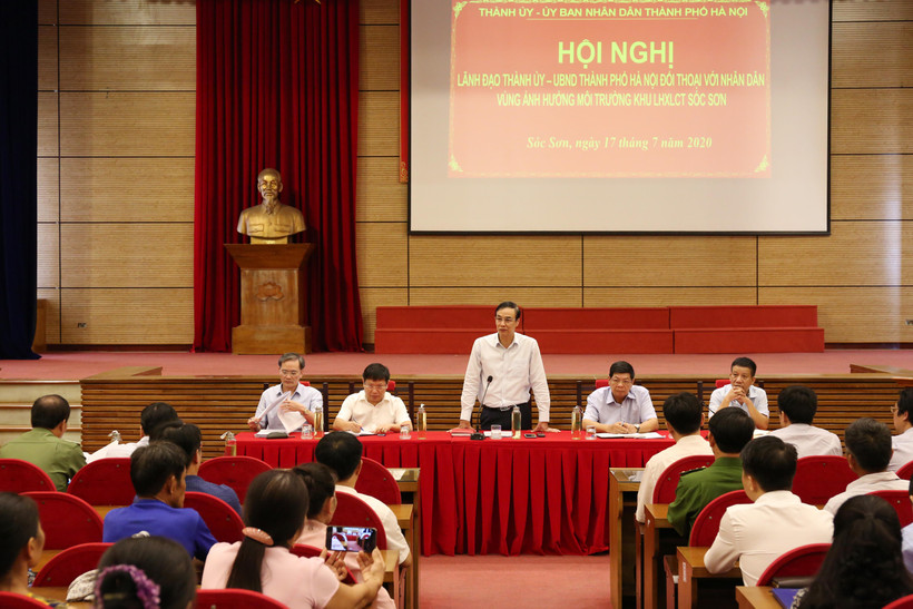 Lãnh đạo Thành ủy, UBND thành phố Hà Nội đối thoại với người dân bãi rác Nam Sơn (Sóc Sơn) về chính sách đền bù giải phóng mặt bằng (Ảnh Mạnh Khánh/Vietnam+)