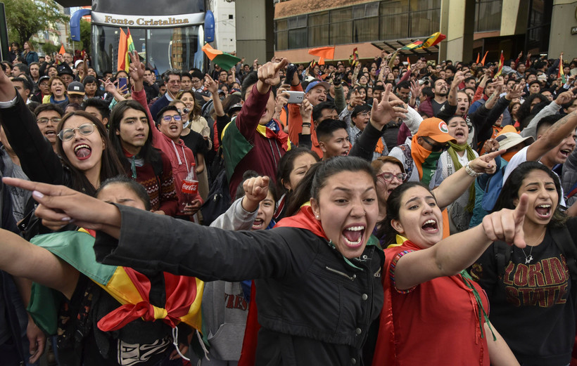 Những người ủng hộ ứng viên đối lập chính tại Bolivia Carlos Mesa tập trung tại thủ đô La Paz ngày 21/10/2019. (Ảnh: AFP/TTXVN)