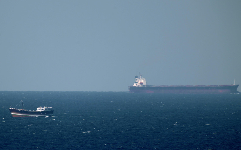 Một tàu chở dầu tiến về Eo biển Hormuz ở ngoài khơi vùng biển Khasab (Oman). (Ảnh: AFP/TTXVN)