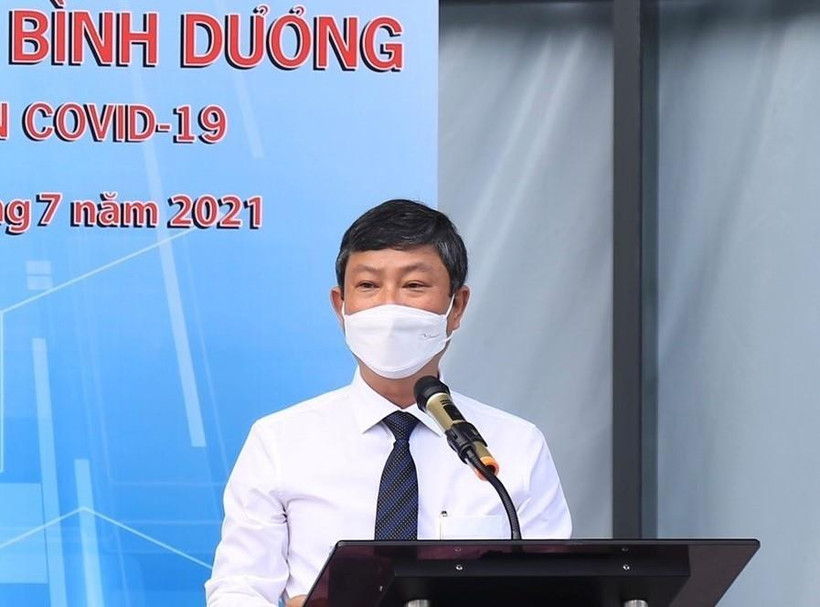 Chủ tịch UBND tỉnh Bình Dương Võ Văn Minh phát biểu tại buổi công bố đưa vào Bệnh viện dã chiến 1.500 giường ở thành phố Thủ Dầu Một. (Ảnh: TTXVN phát)