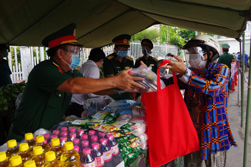 Bộ Chỉ huy Quân sự tỉnh Long An tổ chức phiên chợ 0 đồng tại huyện biên giới Đức Huệ. (Ảnh: Thanh Bình/TTXVN)