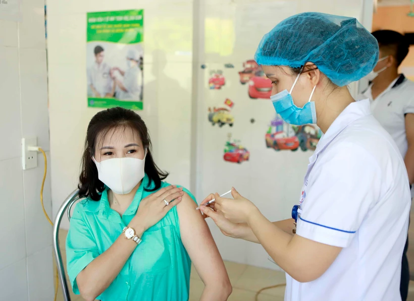 Tiêm vaccine phòng COVID-19 cho các đối tượng ưu tiên tại Trung tâm y tế thành phố Vĩnh Yên, tỉnh Vĩnh Phúc. (Ảnh: Hoàng Hùng/TTXVN)