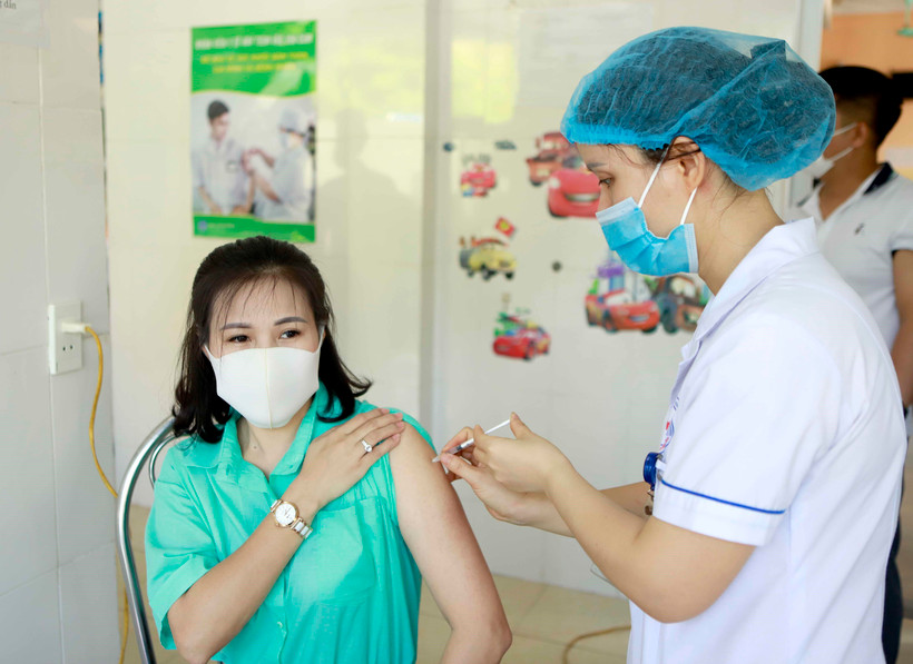 Tiêm vaccine phòng COVID-19 cho các đối tượng ưu tiên tại Trung tâm y tế thành phố Vĩnh Yên, tỉnh Vĩnh Phúc. (Ảnh: Hoàng Hùng/TTXVN)