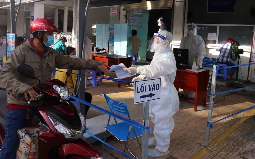 Bệnh viện Bình An, thành phố Rạch Giá, Kiên Giang thực hiện nghiêm việc phòng chống dịch COVID-19 khi tiếp nhận khám bệnh cho người dân. (Ảnh: Lê Huy Hải/TTXVN)