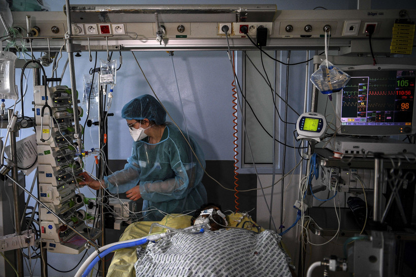 Nhân viên y tế điều trị cho bệnh nhân COVID-19 tại một bệnh viện ở Paris, Pháp ngày 18/3/2021. (Ảnh: AFP/TTXVN)