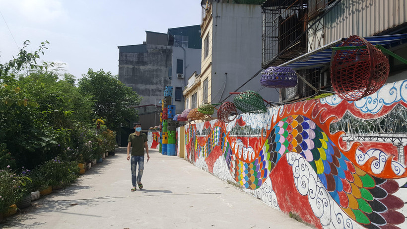 Con đường nghệ thuật Phúc Tân đã biến một bãi rác ven sông thành không gian sáng tạo cộng đồng. (Ảnh: Đinh Thuận/TTXVN)