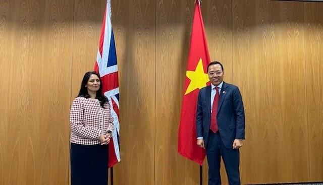 Bộ trưởng Nội vụ Anh Priti Patel tiếp Đại sứ Nguyễn Hoàng Long tại trụ sở Bộ Nội vụ Anh ở London. (Ảnh: TTXVN phát)