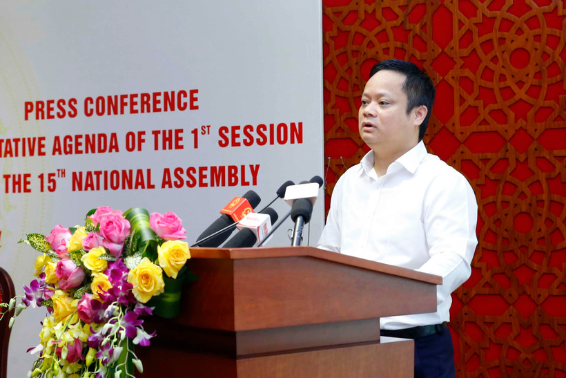 Phó Chủ nhiệm Văn phòng Quốc hội Vũ Minh Tuấn báo cáo tóm tắt dự kiến chương trình Kỳ họp thứ nhất, Quốc hội khóa XV. (Ảnh: Doãn Tấn/TTXVN)