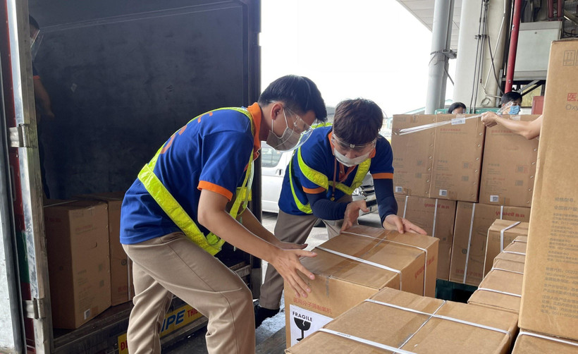 Vận chuyển máy tạo oxy đến các bệnh viện dã chiến tại Thành phố Hồ Chí Minh. (Ảnh: Xuân Khu/TTXVN)