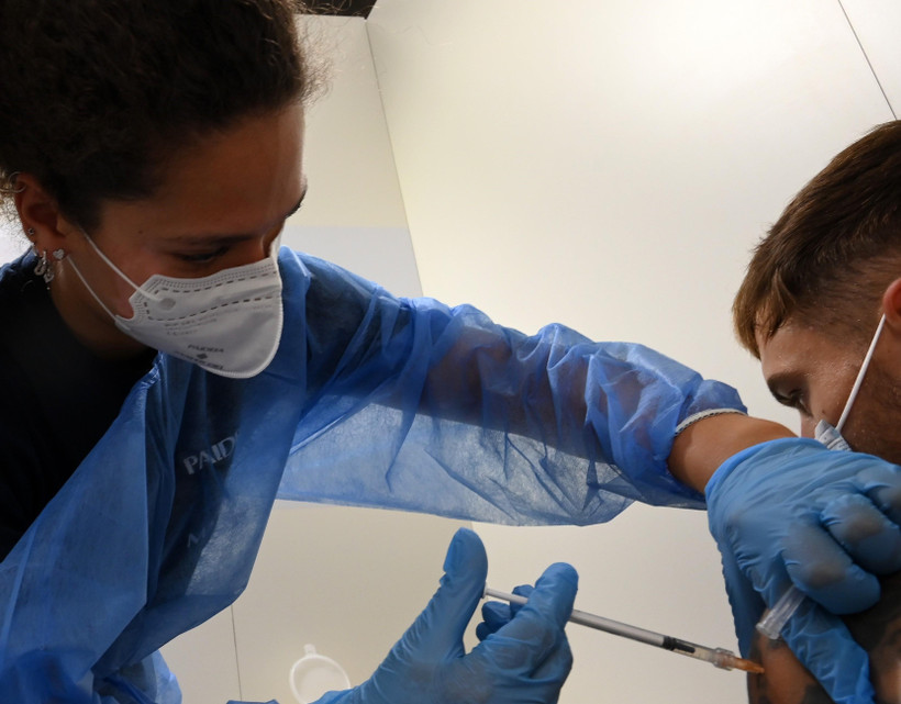 Tiêm vaccine ngừa COVID-19 tại Rome, Italy. (Ảnh: THX/TTXVN)