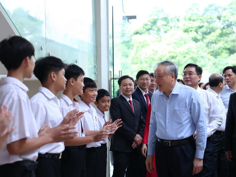 Phó Thủ tướng Thường trực Nguyễn Hòa Bình thăm hỏi học sinh Trường Tiểu học, Trung học cơ sở và Trung học phổ thông Hoàng Việt, thành phố Buôn Ma Thuột. (Ảnh: Tuấn Anh/TTXVN)