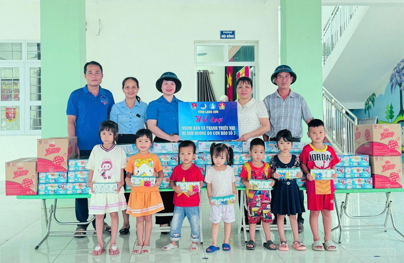 Đoàn công tác của Trung ương Đoàn tặng quà thiếu nhi Trường Mầm non Khuất Xá, huyện Lộc Bình. (Ảnh: TTXVN phát)