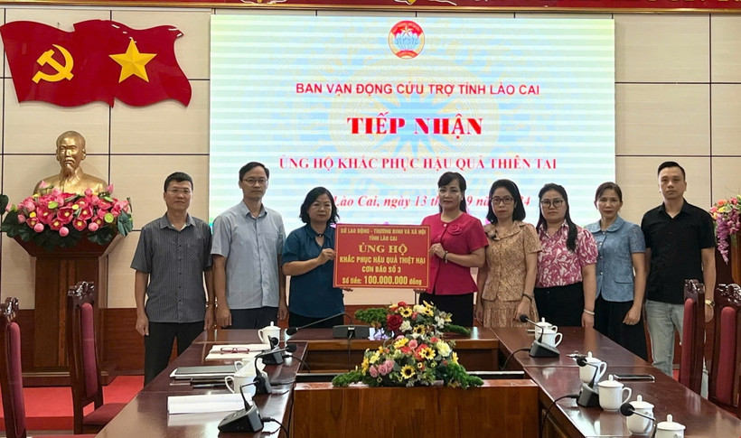 Ban Vận động cứu trợ tỉnh Lào Cai tiếp nhận ủng hộ từ các cơ quan, đơn vị. (Ảnh: Hương Thu/TTXVN)